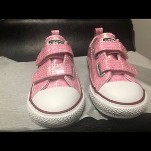 Chuck Taylor Pink Sparkle Low Top (NEVER WORN)